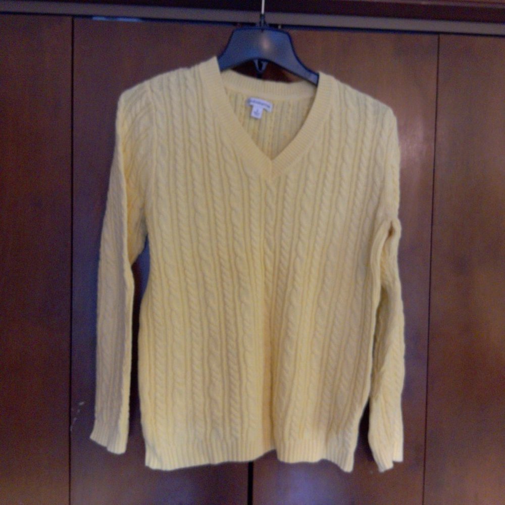 Pullover V-neck Sweater Small - Picture 6 of 6